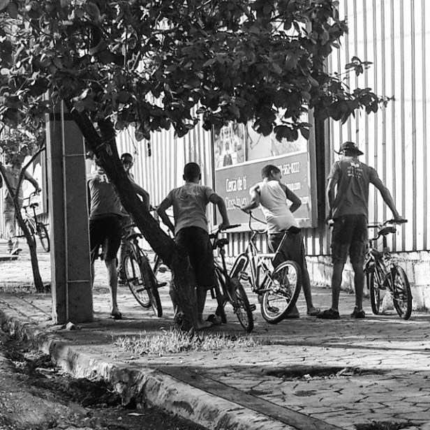AV. Tiradentes, niños en bicicleta