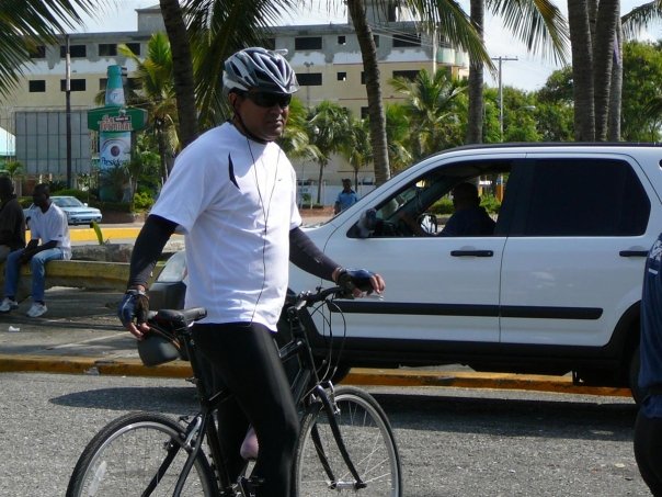 ciclista urbano en Santo Domingo usando bicicleta como medio de transporte