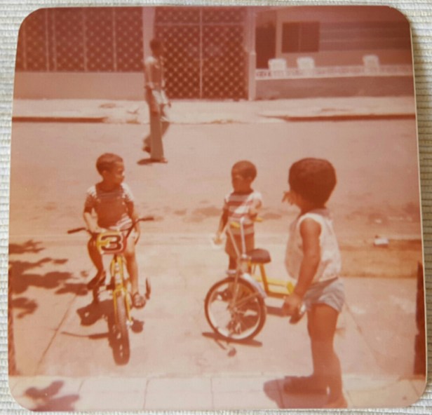 niño con bicicleta en Santo Domingo años 80