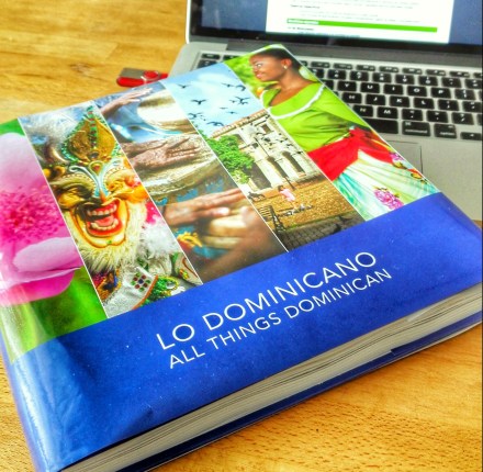 Portada del libro LO DOMINICANO ALL THINGS DOMINICAN sobre el teclado de una laptop de Soy Ciclista Urbano.