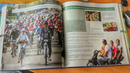 Páginas del libro Lo Dominicano mostrando la mención de La Cicloboda (boda en bicicleta) en la sección de transporte de República Dominicana.