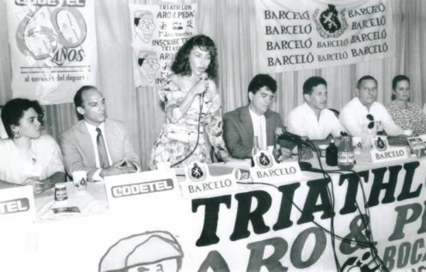 Presentación de evento de ciclismo o triatlón en República Dominicana con participación de Aro & Pedal y patrocinadores como Barceló y Codetel.