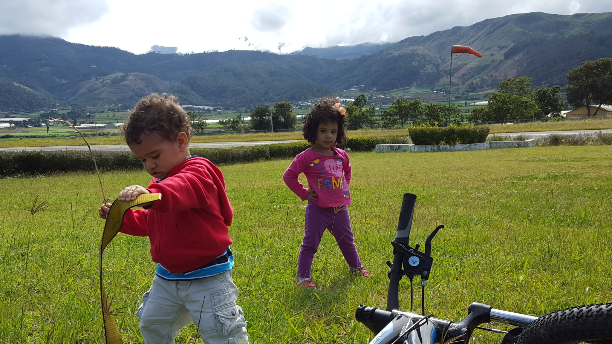 Niños jugando campo Constanza