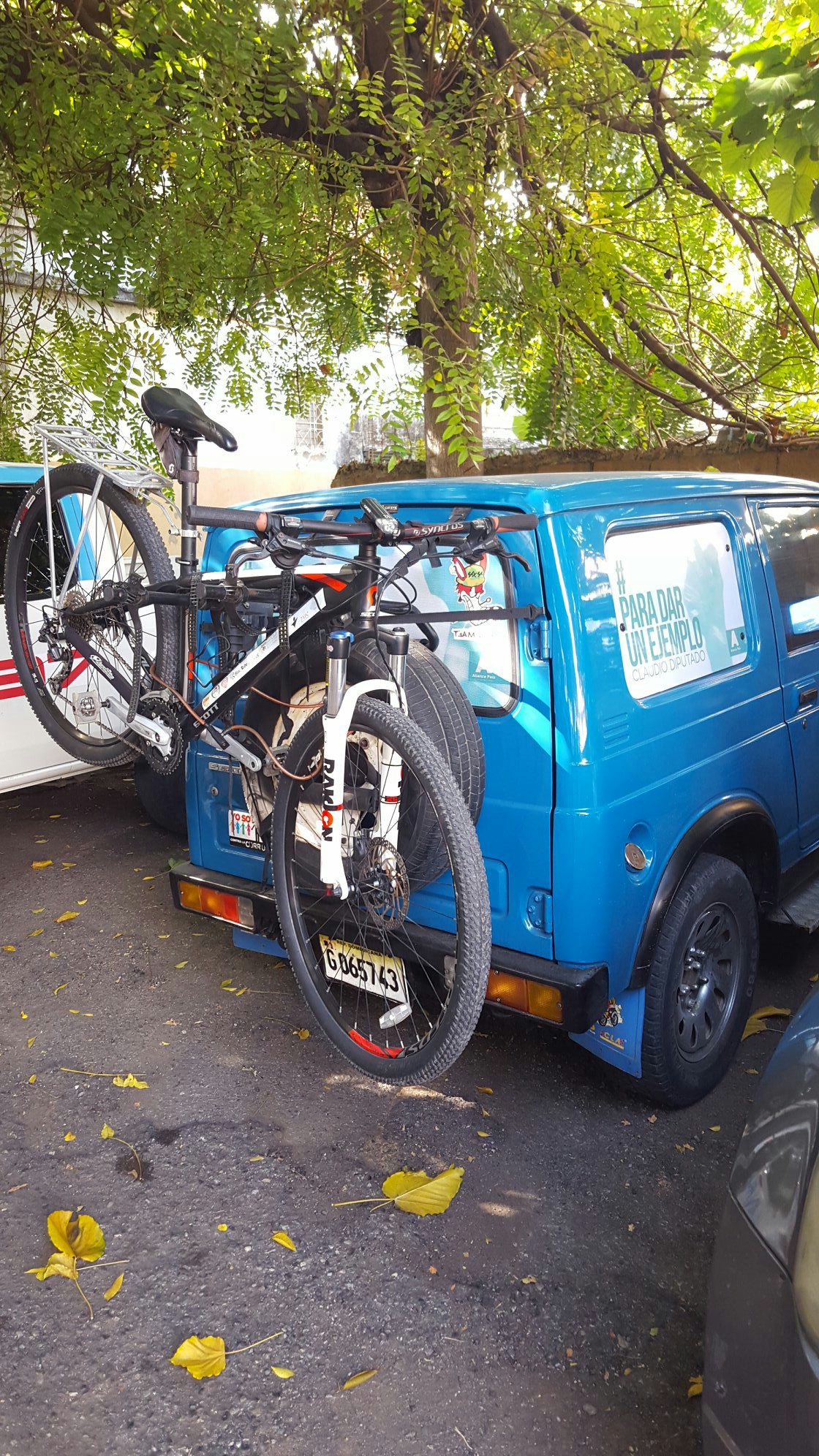 Bicicletas y vehículo Claudio Caamaño