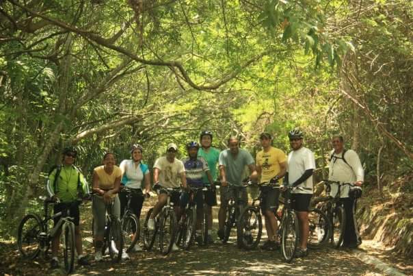 grupo de ciclistas en Santo Domingo en los inicios del proyecto Soy Ciclista Urbano