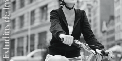 ciclista usando casco en ciudad estudio seguridad vial Fundación MAPFRE