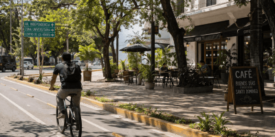 personas y ciclistas compartiendo espacio urbano en Santo Domingo