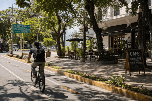 personas y ciclistas compartiendo espacio urbano en Santo Domingo
