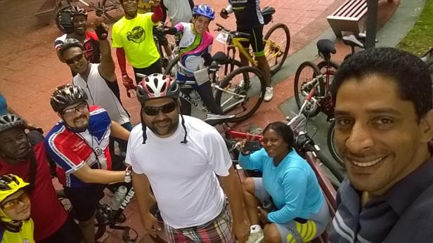 Ciclistras urbanos reunidos en el parque la lira