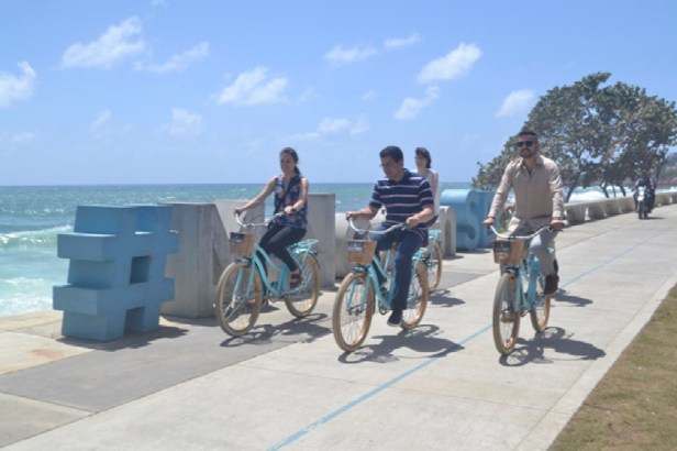 David Collado, Natalia Lleras e Ivan de la Lanza recorren el Malecon de Santo Domingo