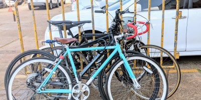 Ciclistas urbanos estacionan bicicletas