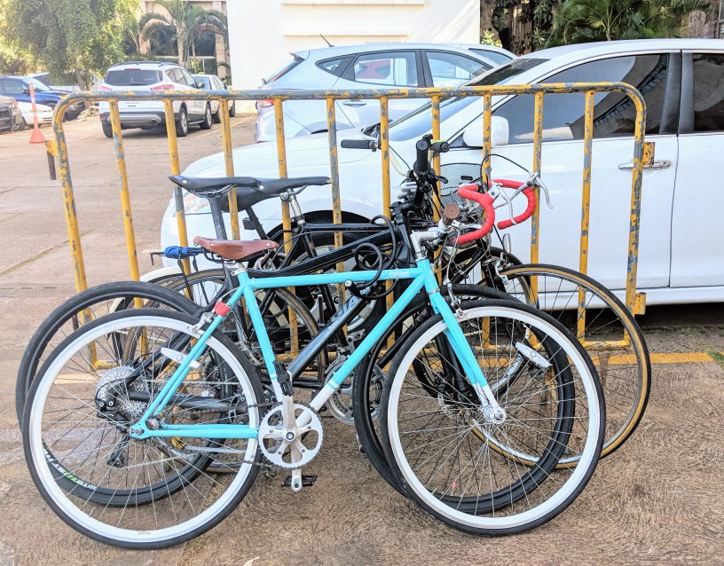 Ciclistas urbanos estacionan bicicletas