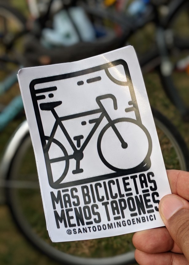 Sticker promocional Mas bicicletas menos tapones de Santo Domingo en Bici