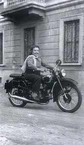 Alfonsina Strada en motocicleta en sus últimos años en Milán