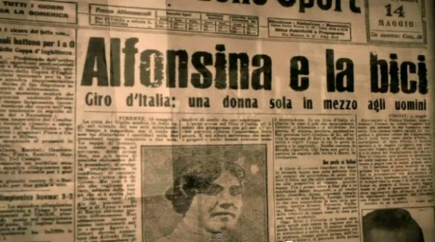 Noticia de periódico sobre Alfonsina Strada compitiendo en el Giro de Italia