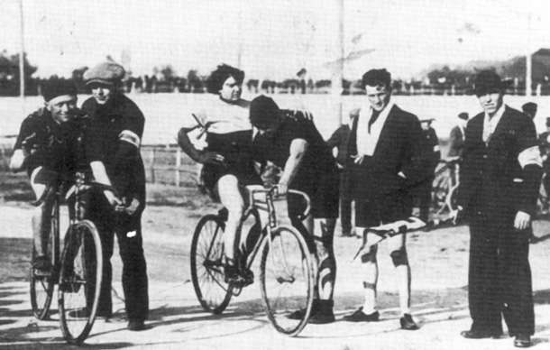 Alfonsina Strada compitiendo en una carrera de ciclismo con hombres a principios del siglo XX