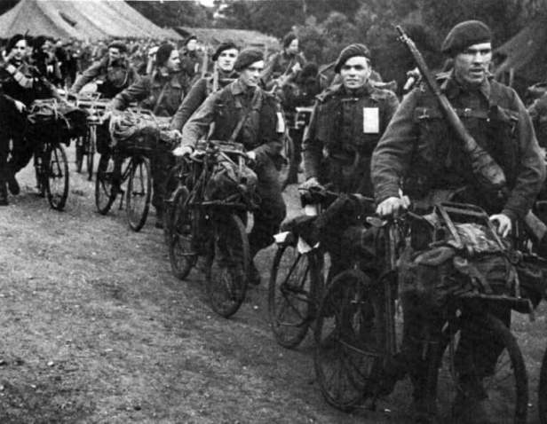 Soldados británicos desplazándose con bicicletas durante la Segunda Guerra Mundial como parte de unidades militares ciclistas