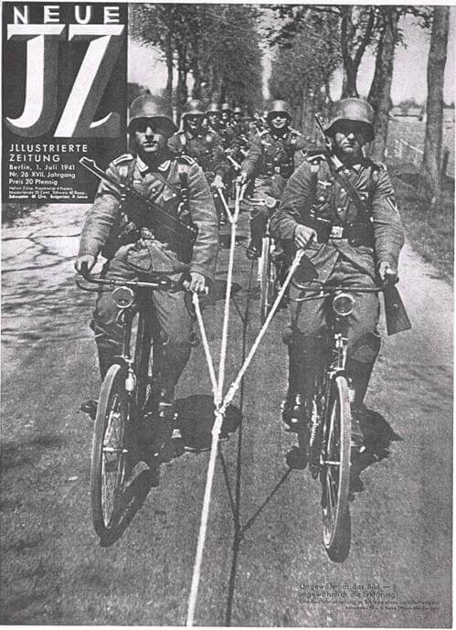 Soldados alemanes en bicicleta durante la Segunda Guerra Mundial formando una unidad militar ciclista