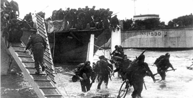 Soldados aliados desembarcando con bicicletas durante la Operación Overlord en la Segunda Guerra Mundial