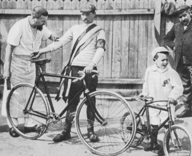 Maurice Garin con su bicicleta antes de una carrera de ciclismo a principios del siglo XX