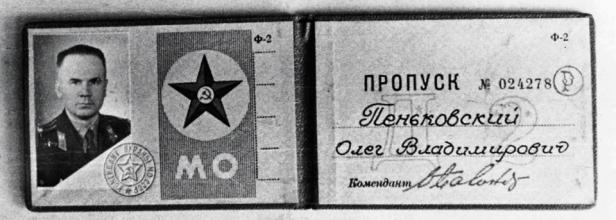 credencial militar soviética de Oleg Penkovsky oficial del GRU durante la Guerra Fría