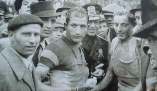 Gino Bartali ciclista italiano rodeado de aficionados después de una carrera