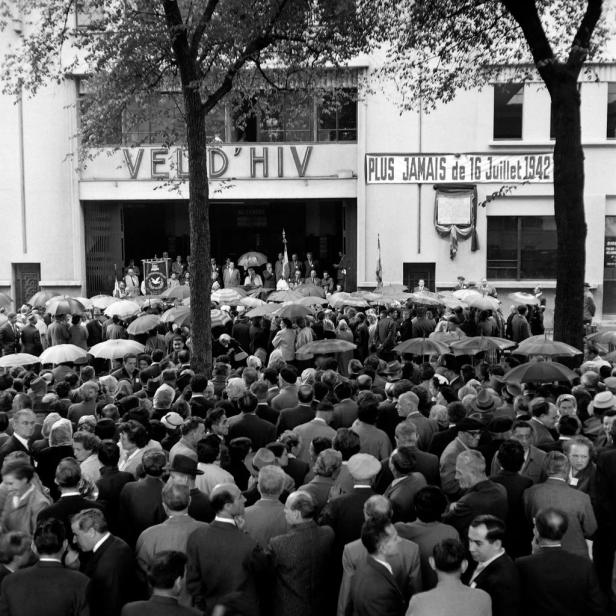 Conmemoración frente al Velódromo de Invierno de París recordando la redada del Vel d'Hiv de 1942
