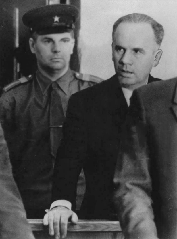 Oleg Penkovsky bajo custodia soviética tras ser descubierto como espía durante la Guerra Fría