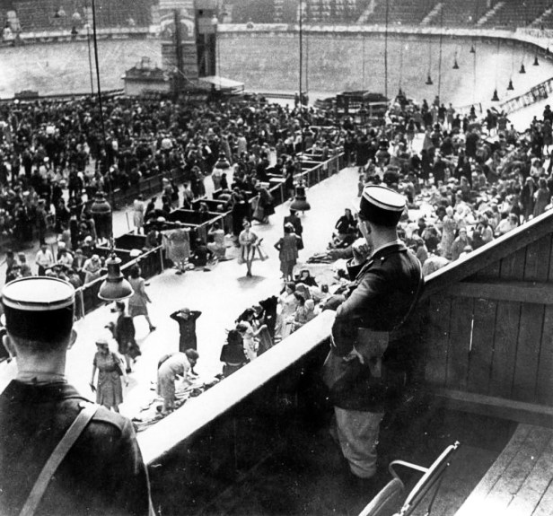 Personas detenidas dentro del Velódromo de Invierno de París durante la redada del Vel d'Hiv en 1942
