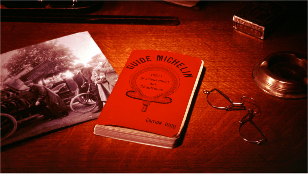 Guía Michelin edición 1900 primera guía de viaje creada por Michelin para automovilistas y ciclistas