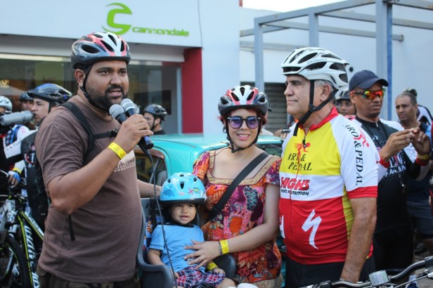 fundador de Soy Ciclista Urbano con su familia y comunidad ciclista en Santo Domingo