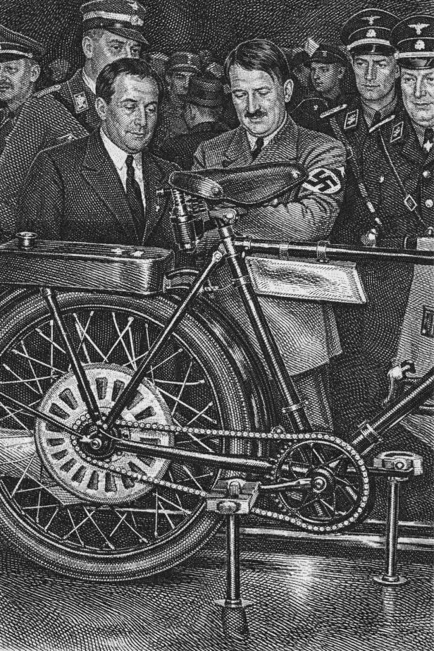 Adolf Hitler observando una bicicleta con motor en una exposición en Berlín en 1937