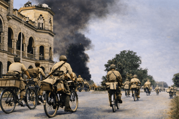 Tropas japonesas avanzando en bicicleta durante la invasión de Malaya