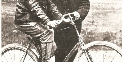 Charles Terront con bicicleta de carreras durante la época pionera del ciclismo en Francia