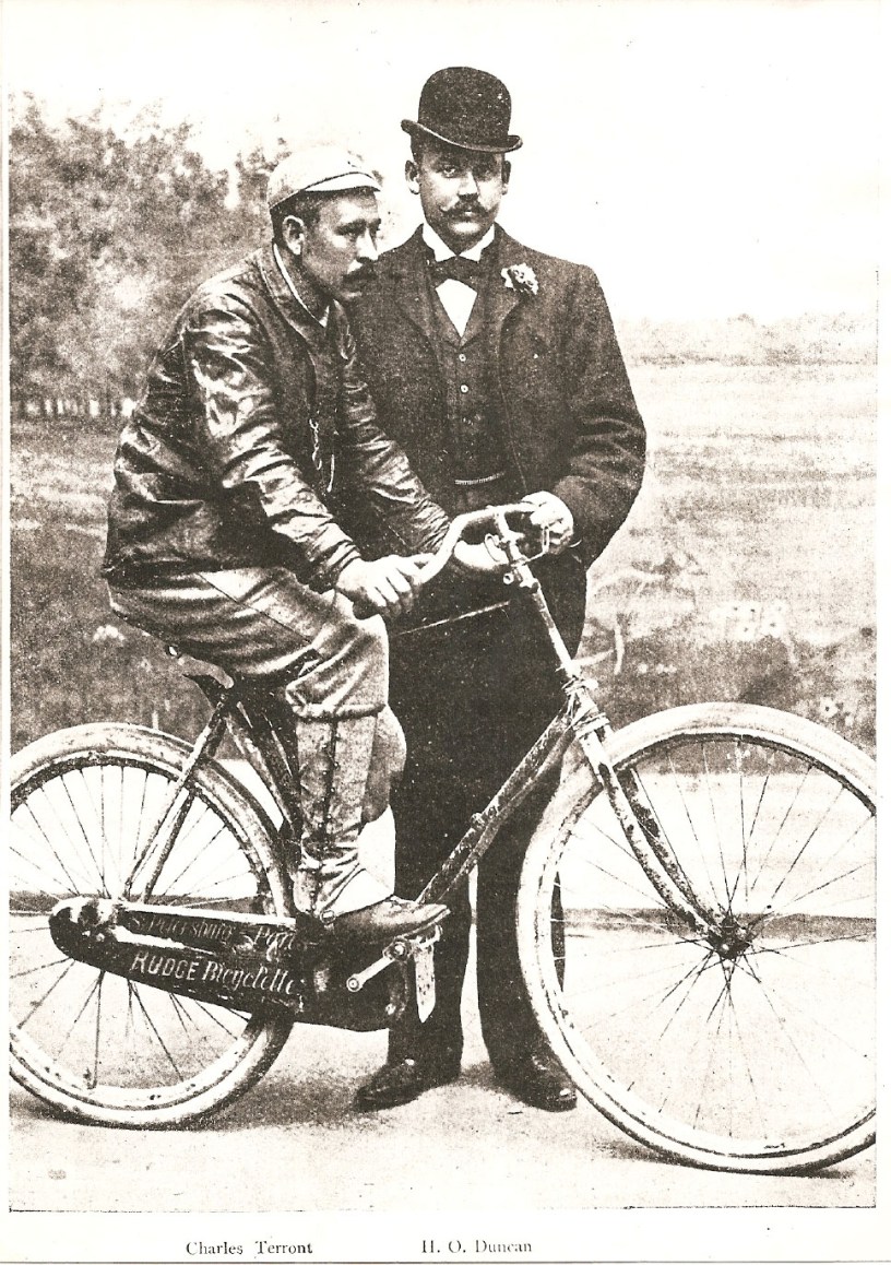 Charles Terront con bicicleta de carreras durante la época pionera del ciclismo en Francia