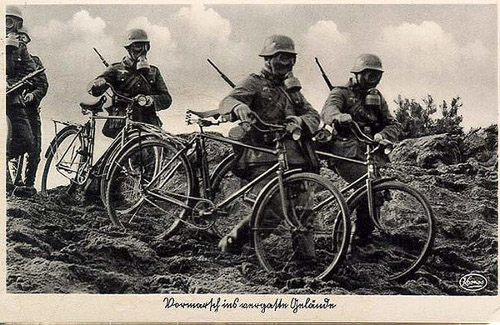 soldados alemanes utilizando bicicletas militares durante la Primera Guerra Mundial