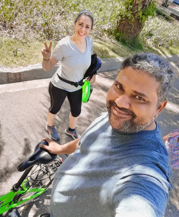 Familia practicando ciclismo urbano en Santo Domingo.