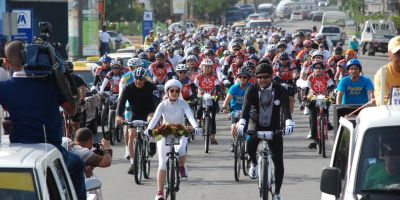 Ciclistas acompañando a los novios durante la cicloboda por las calles de Santo Domingo.