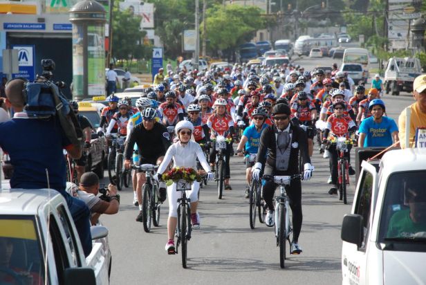 Ciclistas acompañando a los novios durante la cicloboda por las calles de Santo Domingo.