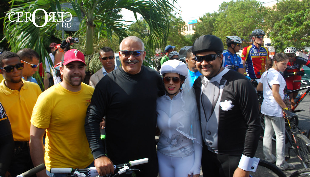 Novios junto al ex vicepresidente de la Republica Dominicana Jaime David Fernandez MIrabal en la cicloboda 2012.