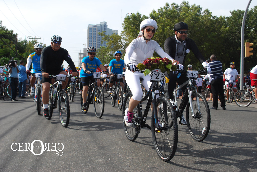 Salida de la caravana de bicicletas durante la cicloboda en Santo Domingo en 2012.