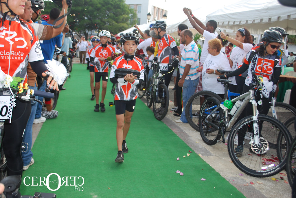 Ninos avanzan en desfile nupcial cicloboda2012.