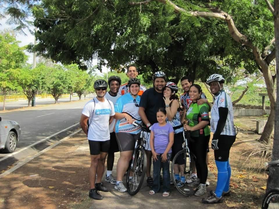 Grupo de ciclistas que acompañó el ciclo compromiso durante una rodada en el parque Mirador Sur en Santo Domingo.