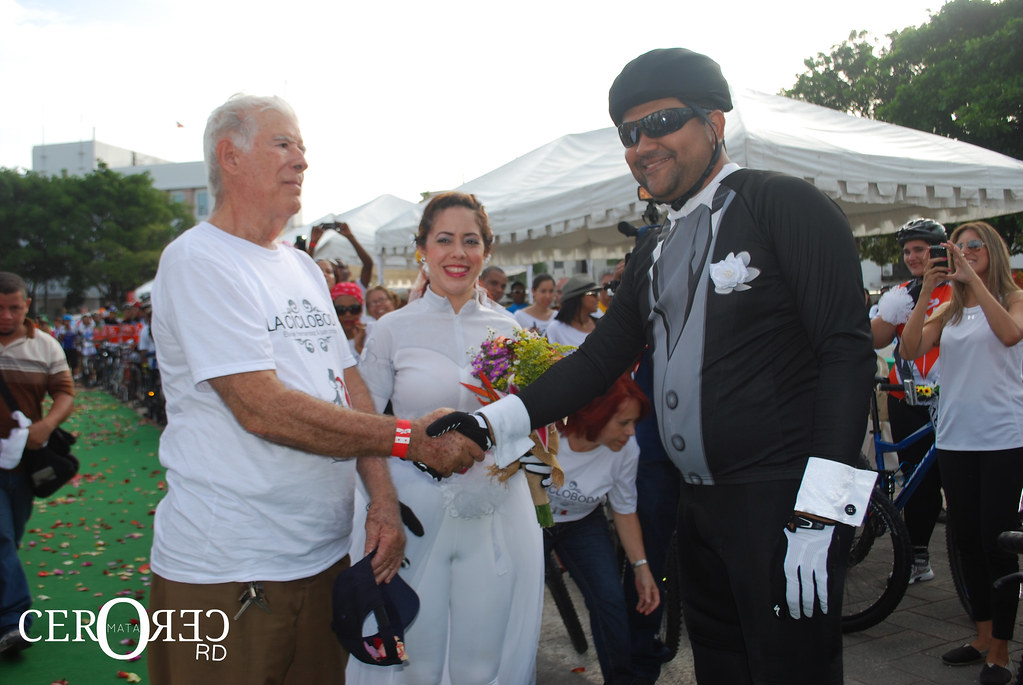Ceremonia de la primera boda en bicicleta celebrada en Santo Domingo en 2012.