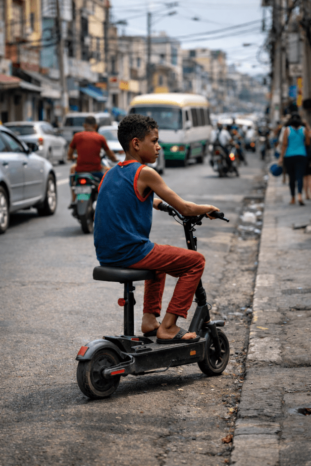 Niño conduciendo scooter eléctrico en el tráfico mixto de Santo Domingo, riesgo vial 2026