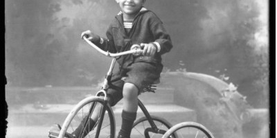 niño en triciclo fotografia alfredo senior historia bicicleta republica dominicana