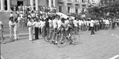 ciclistas frente al Palacio Nacional durante Vuelta Independencia Republica Dominicana