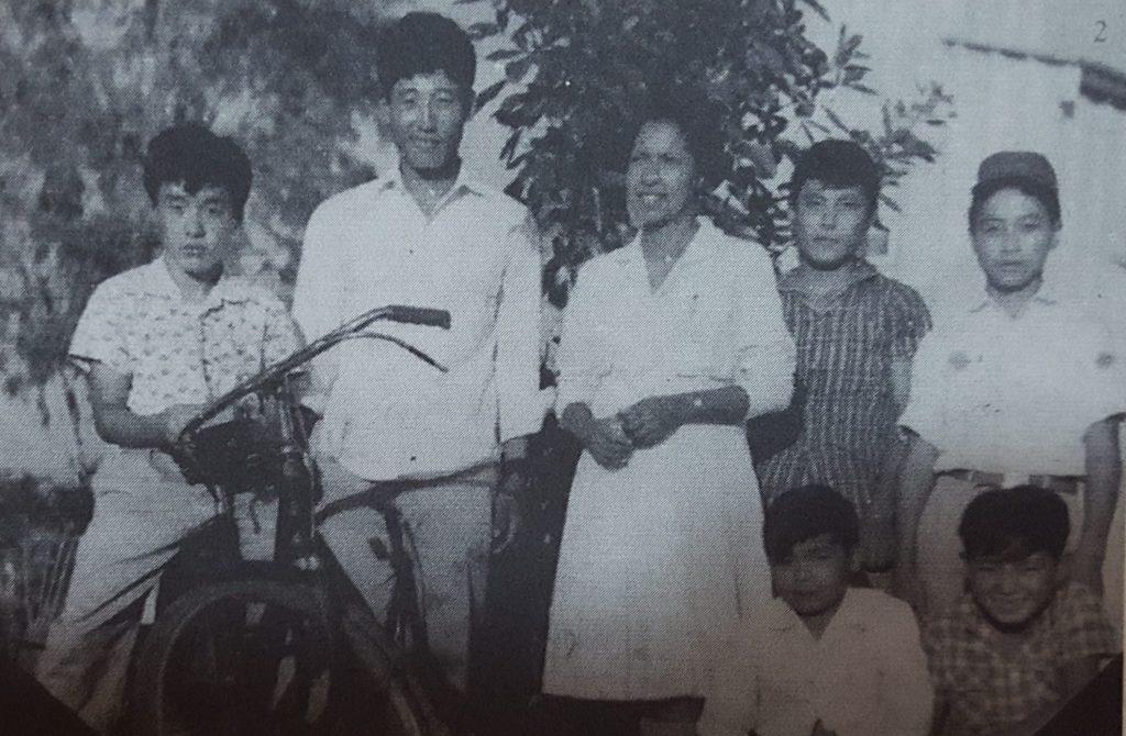 jóvenes japoneses con una bicicleta en Dajabón, República Dominicana, año 1959. Historia del ciclismo dominicano.